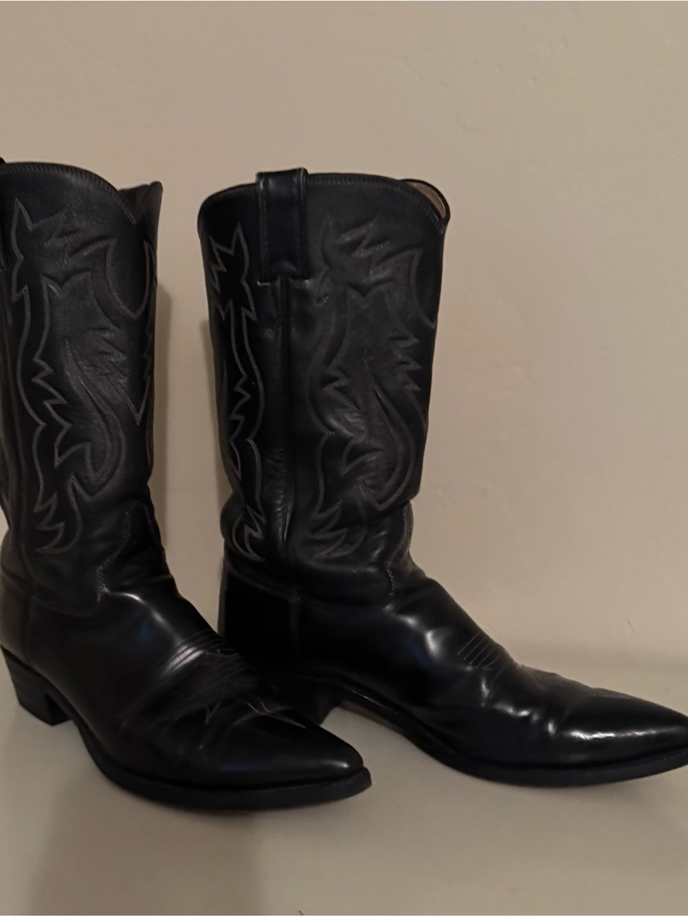 Justin Women’s Black Leather Western Cowboy Boots with Decorative Stitching